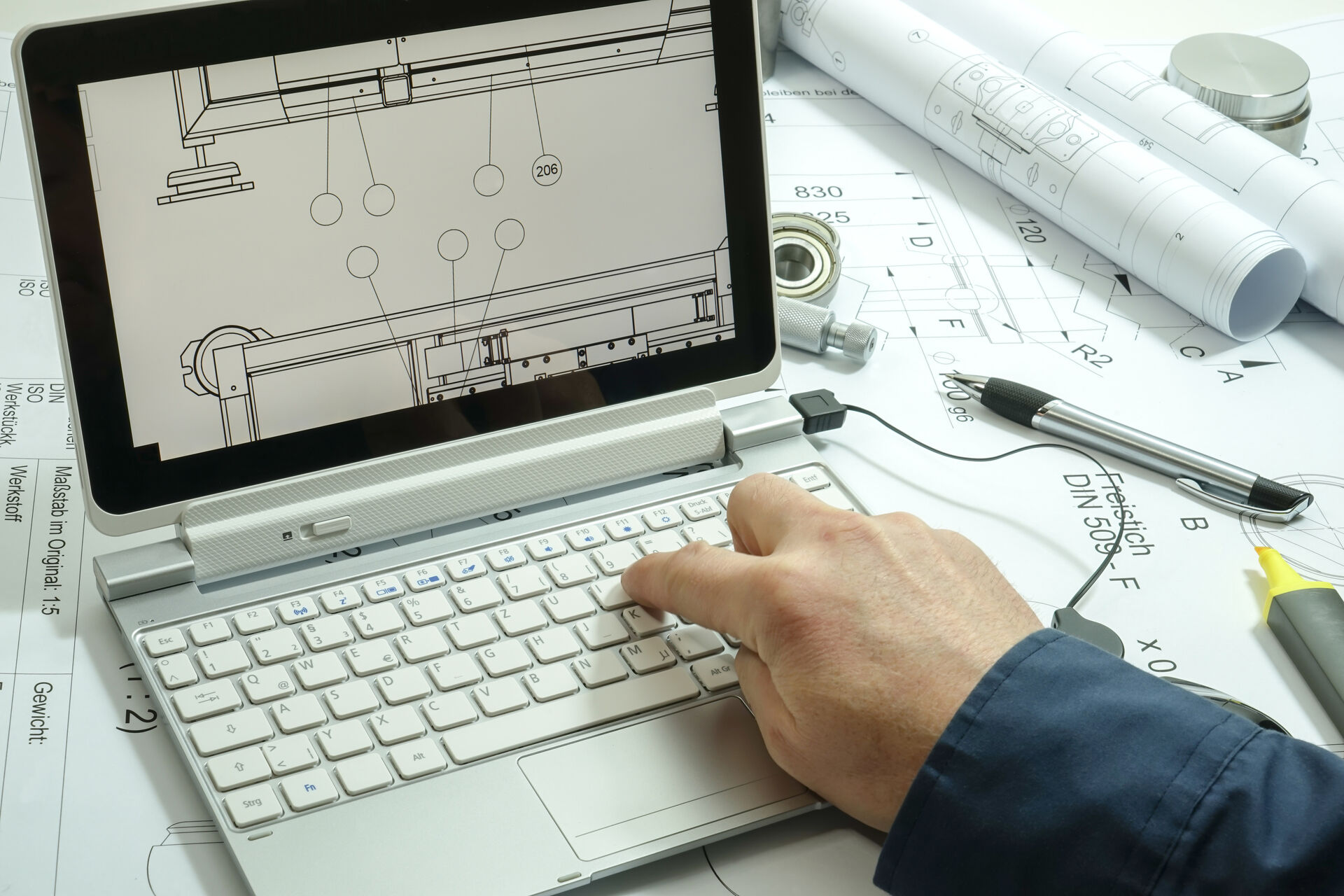Laptop mit technischer Zeichnung